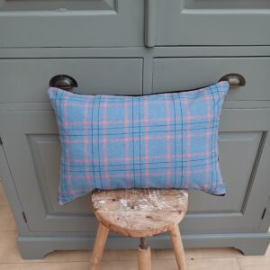Blauw/roze ruit sierkussen 40 x 60 cm zwart fluwelen achterkant