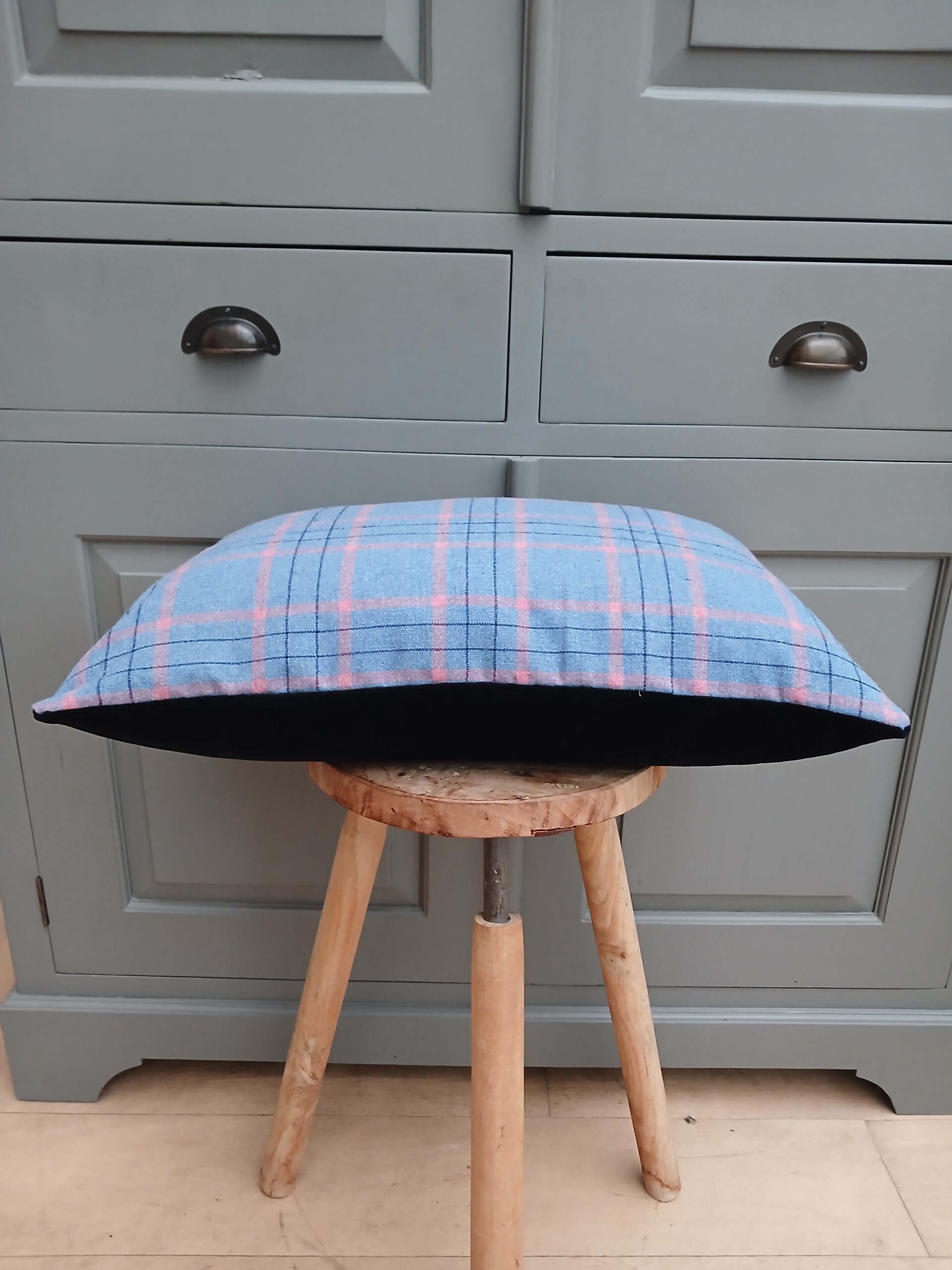 Blauw/roze ruit sierkussen 40 x 60 cm zwart fluwelen achterkant - Afbeelding 2