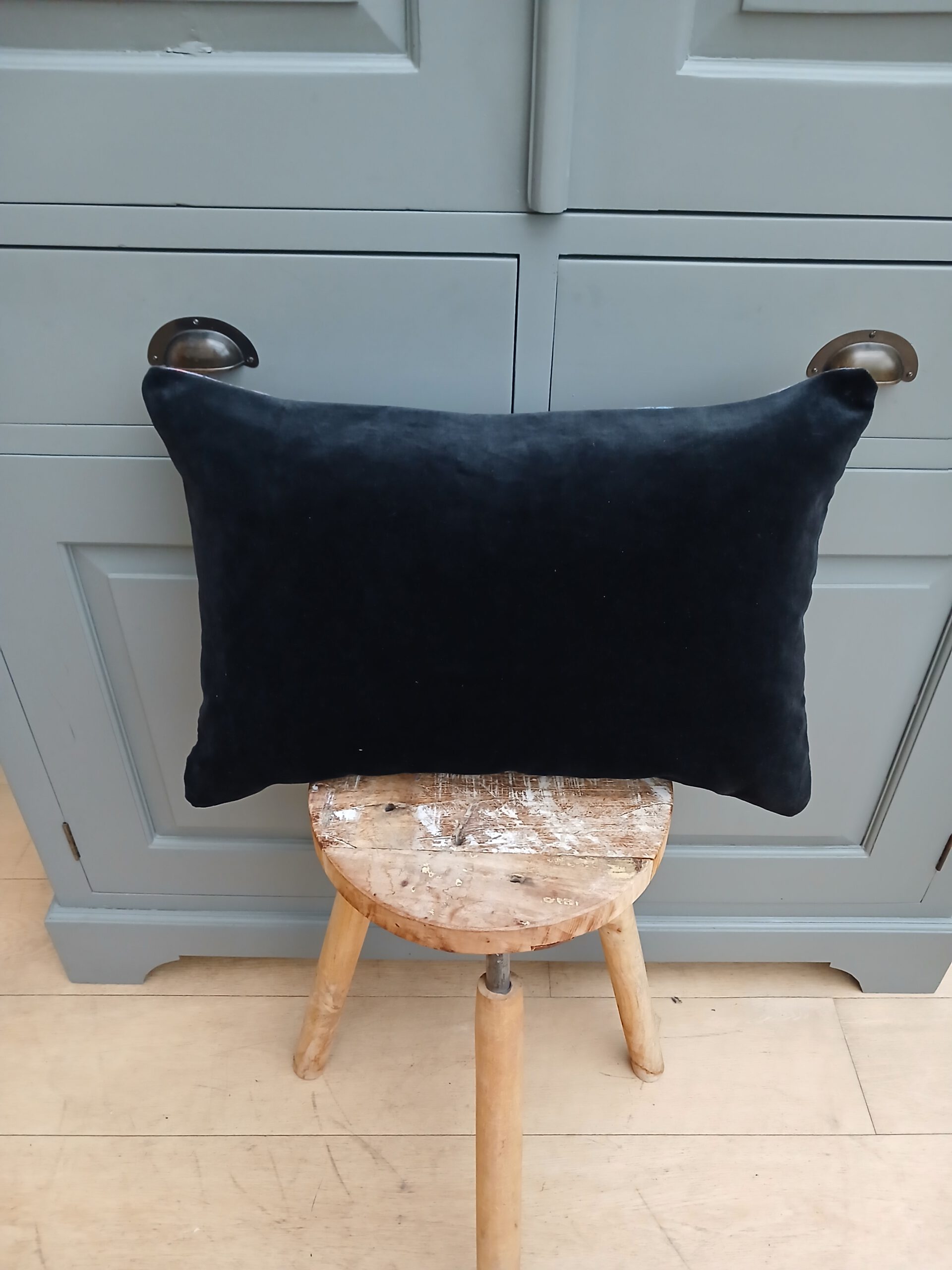 Blauw/roze ruit sierkussen 40 x 60 cm zwart fluwelen achterkant - Afbeelding 3