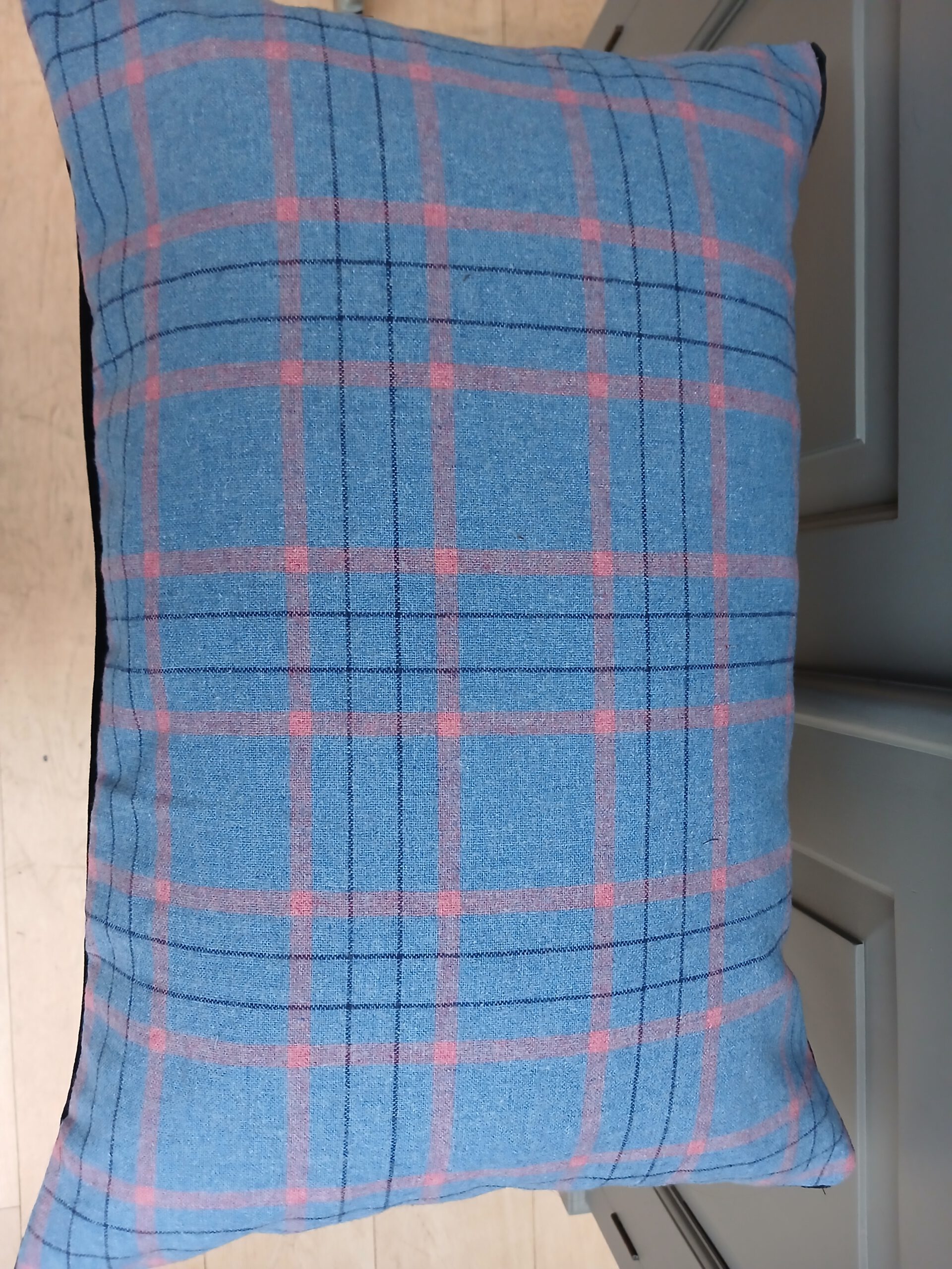 Blauw/roze ruit sierkussen 40 x 60 cm zwart fluwelen achterkant - Afbeelding 5